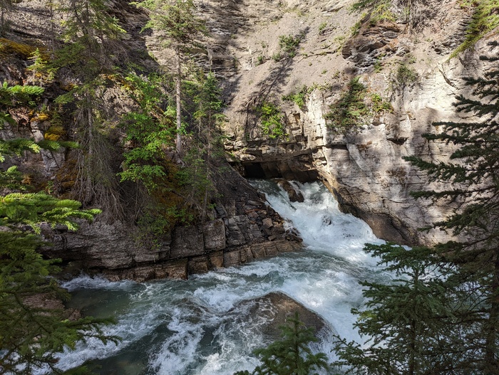 Maligne Canyon Trail river