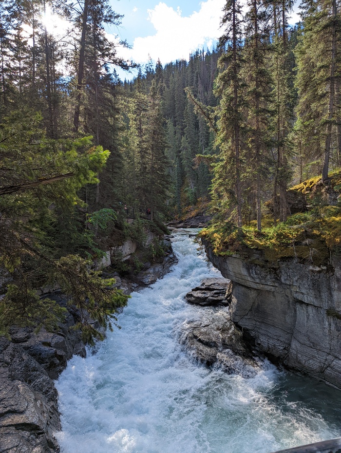 Maligne Canyon Trail river